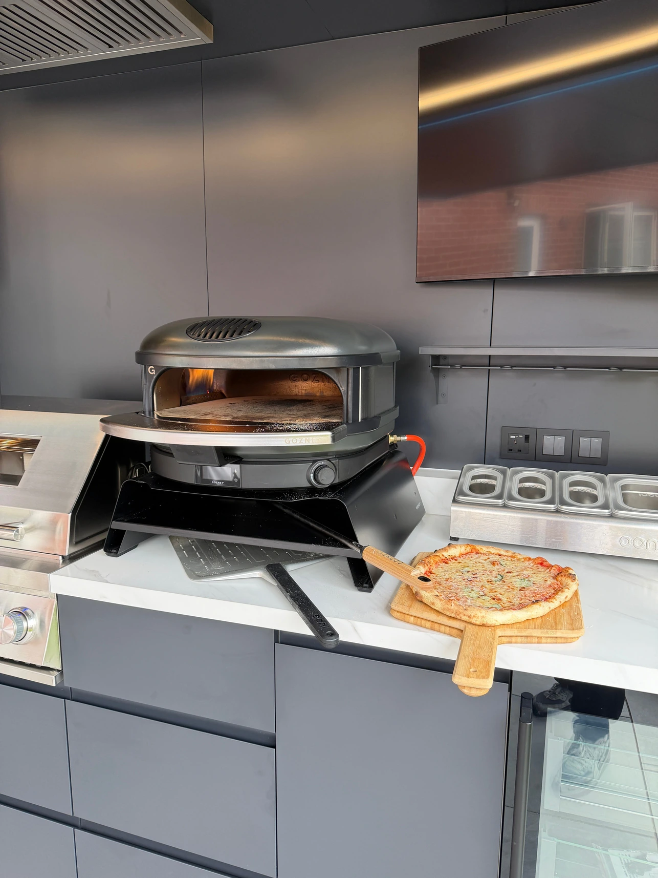 Original catalogue close-up of Mini Plus countertop, pizza oven and serving area