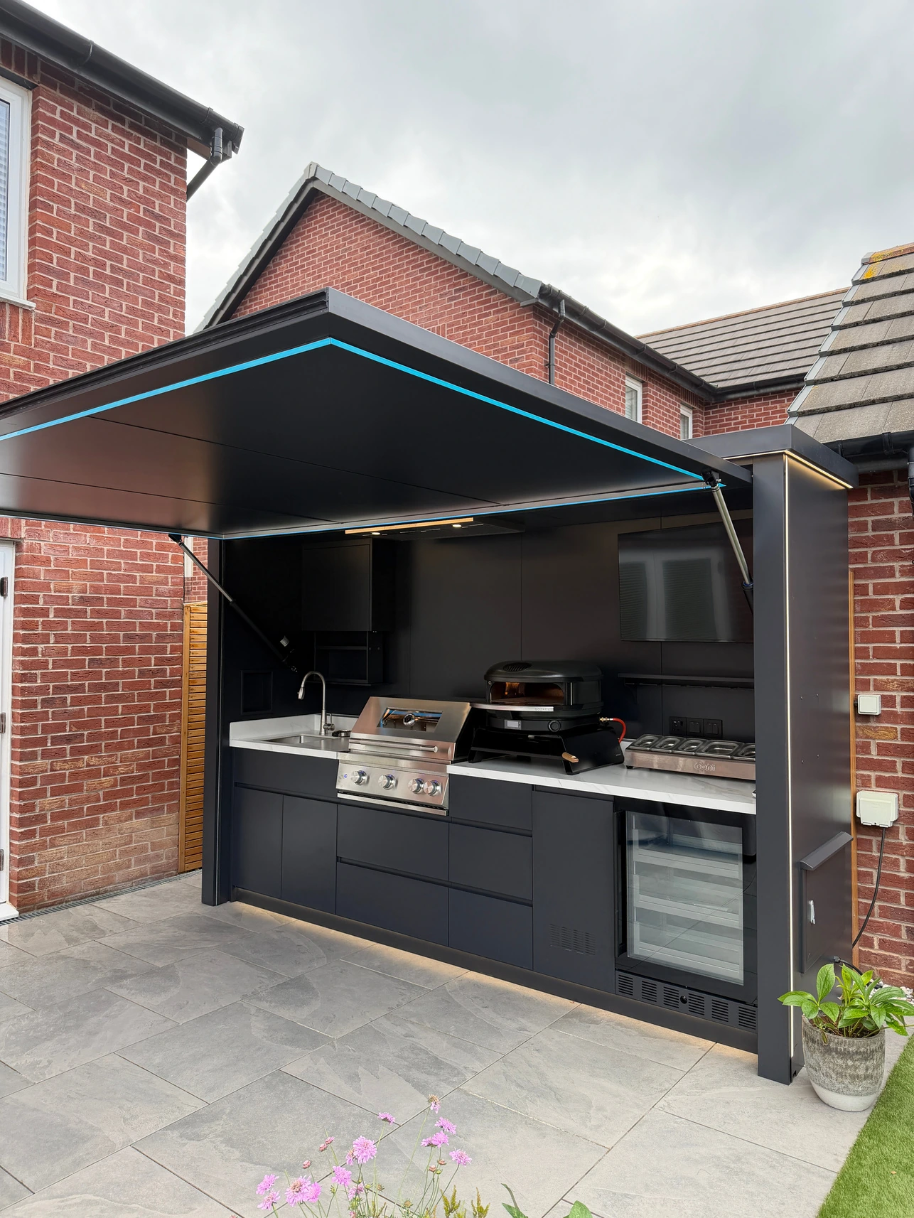 Original catalogue photograph of Standard with a gas grill and countertop pizza oven